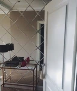 Hall De Entrada Com Aparador De Vidro E Inox Cobre E Parede Revestida De Espelho Losangos