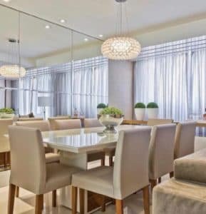 Sala De Jantar Com Mesa De Vidro De 6 Lugares E Parede Espelhada