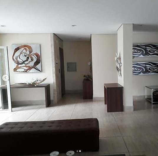 Parede Do Banheiro Antes Da Instalação Do Espelho Orgânico
