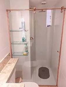 Banheiro Branco Com Box Elegance Rose Gold