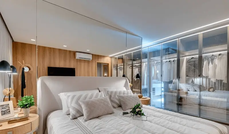 Porta Espelhada Em Suíte — Closet Integrado