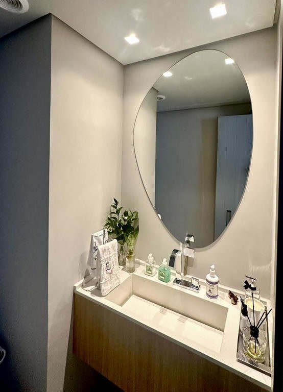 Banheiro Lavabo Com Com Pia Branca Armario Madeira E Espelho Organico