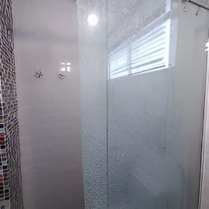 Diferenças entre Vidro Temperado e Laminado. 3 Box De Vidro Para Banheiro Laminado Quebrado