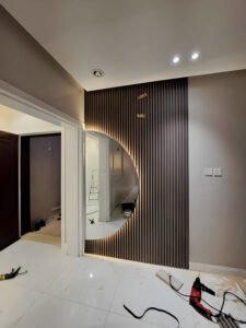 Hall De Entrada Com Painel Ripado De Madeira Escura Com Espelho Meia Lua Com Led