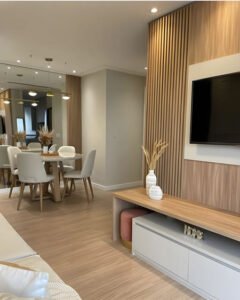 Sala De Estar E De Jantar Com Painel Ripado Em Madeira E Espelho Grande Parede Toda Revestida