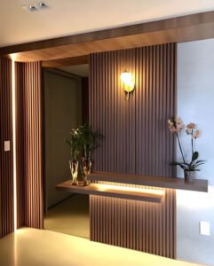 Hall De Entrada Com Painel Ripado De Madeira Aparador Flutuante E Espelho