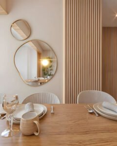 Hall De Entrada Com Painel Ripado De Madeira Bege Com Aparador Flutuante E Dois Espelhos Organicos Com Moldura De Madeira Natural Rustica 4