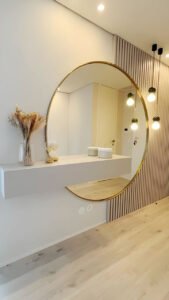 Hall De Entrada Com Painel Ripado De Madeira Bege Com Aparador Flutuante E Espelho Redondo E Moldura De Inox Dourada