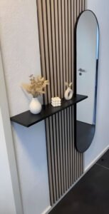 Hall De Entrada Com Painel Ripado De Madeira Com Aparador Flutuante E Espelho Capsula E Moldura Preta