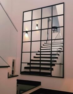 Espelho Decorativo Janela Espelhada Com Moldura De Ferro Preta Show Glass Na Escada Com Guarda Corpo De Vidro