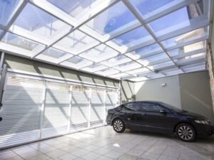 Garagem coberta com vidro