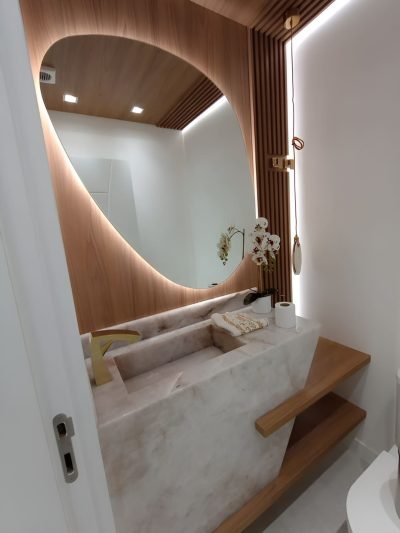 Banheiro Com Painel De Madeira Ripado E Espelho Organico Com Led Flutuante Show Glass (1)